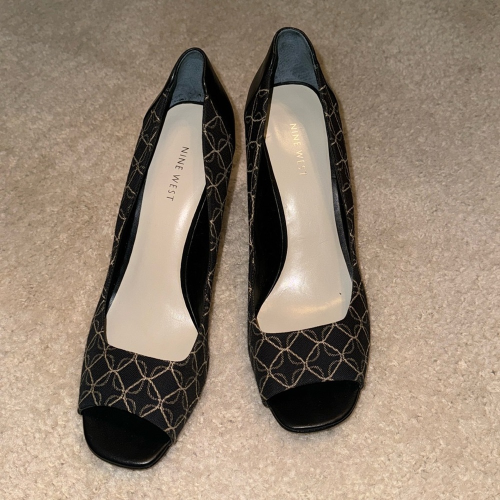 Peep-toe dress shoe